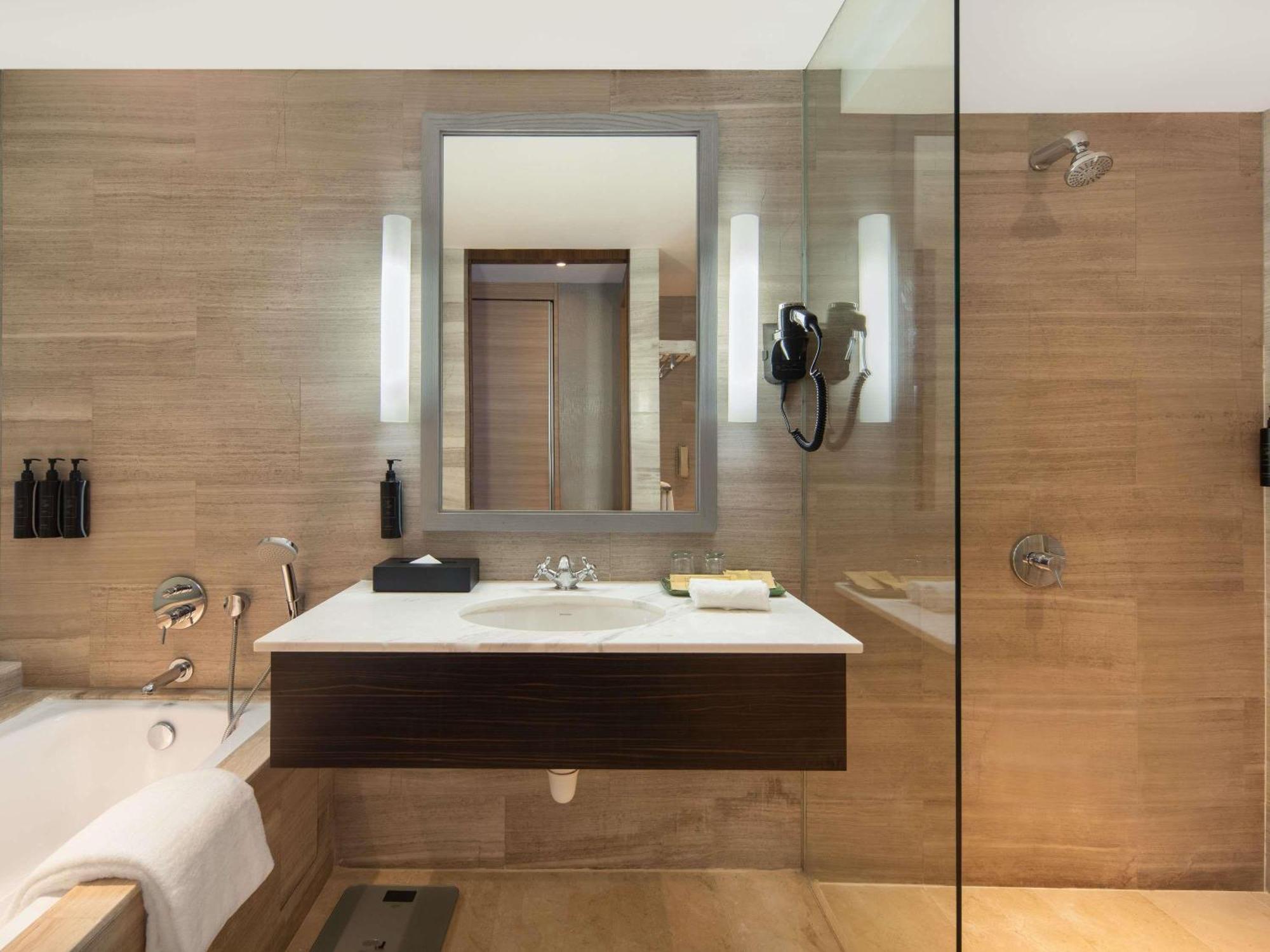 Grand Mercure Roxy Singapore
